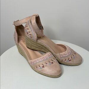 Embroidered Wedge Sandals - Pink